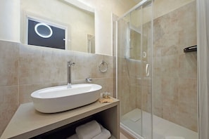 Shower, free toiletries, hair dryer, towels - Termini Comfort rooms by Flatinrome (Rome)