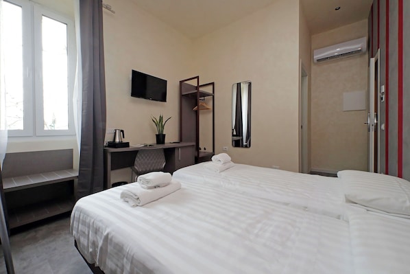 In-room safe, desk, laptop workspace, free cribs/infant beds - Termini Comfort rooms by Flatinrome (Rome)