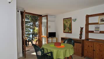 House, 1 Bedroom, Terrace, Ocean View | Dining room