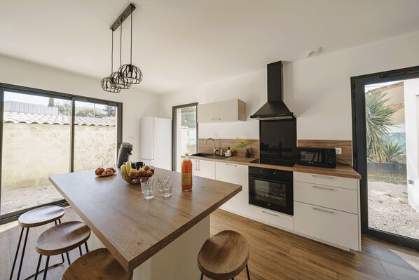 Fridge, microwave, oven, stovetop