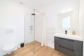 Sèche-cheveux, serviettes fournies, savon, shampoing