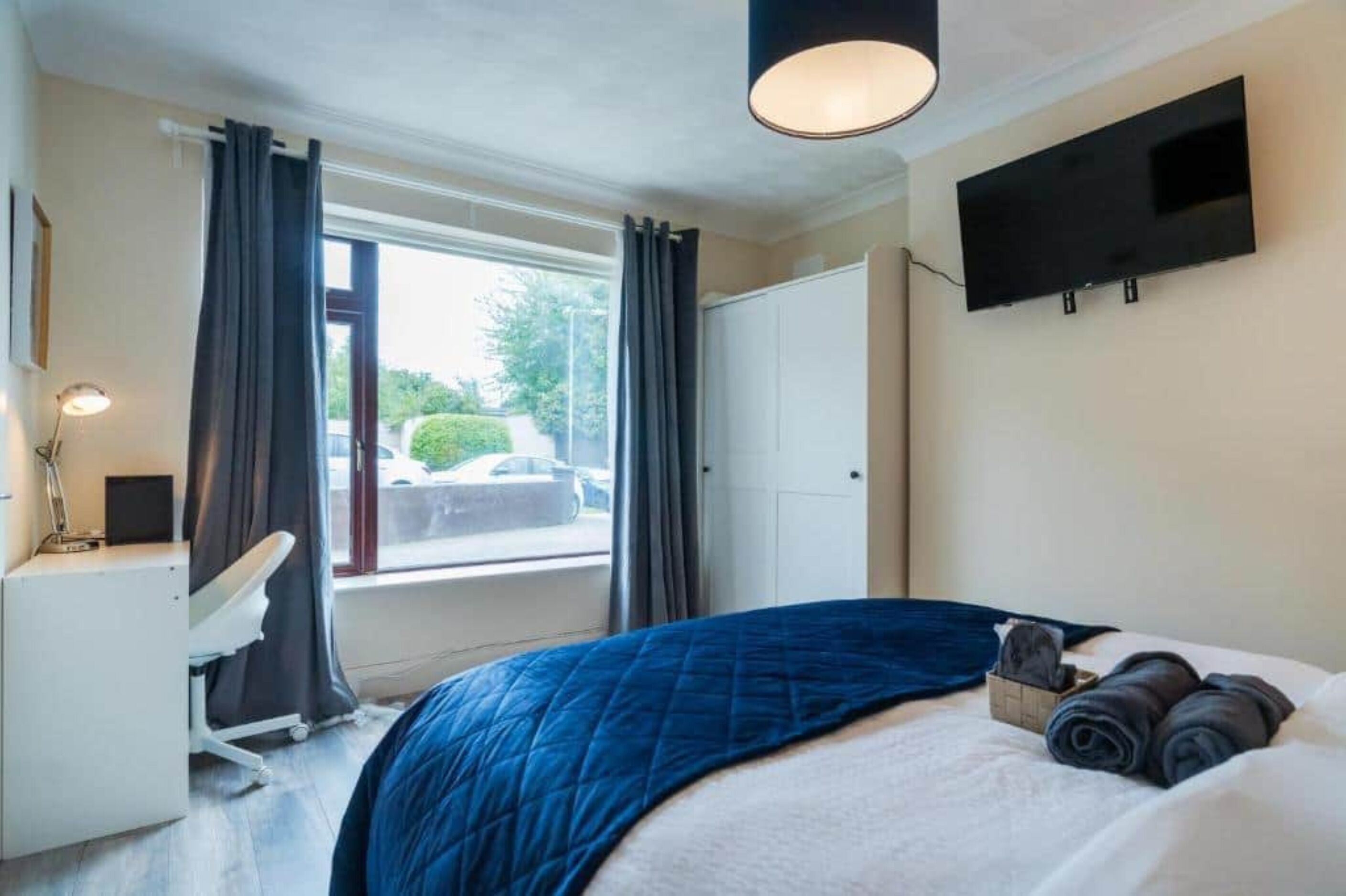 1 dormitori, planxa i posts de planxar, wifi i roba de llit 