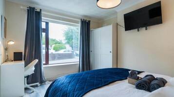 1 dormitori, planxa i posts de planxar, wifi i roba de llit