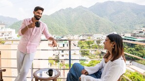 A balcony with a view of mountains and buildings. - Moustache Select Rishikesh (Rishikesh)