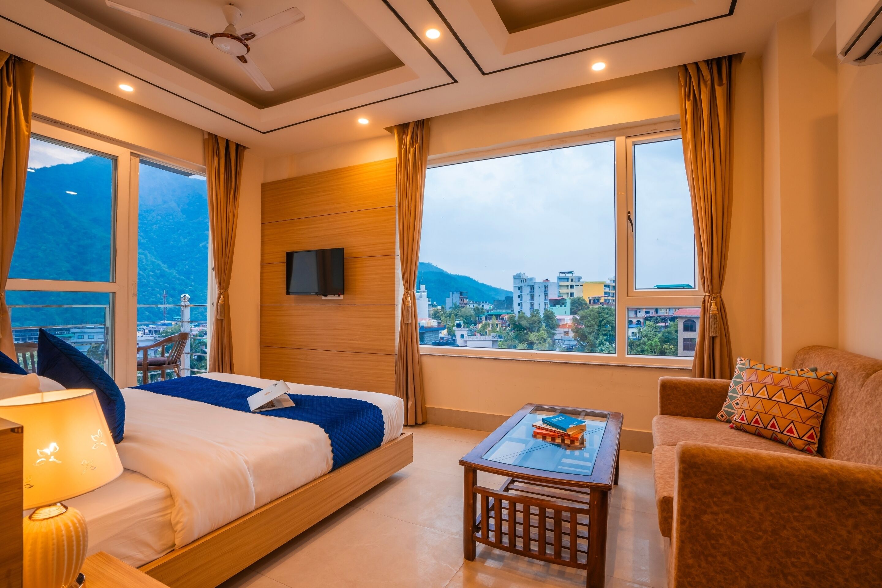 Desk, laptop workspace, WiFi (free), bed sheets