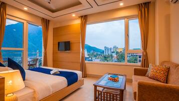Desk, laptop workspace, WiFi (free), bed sheets