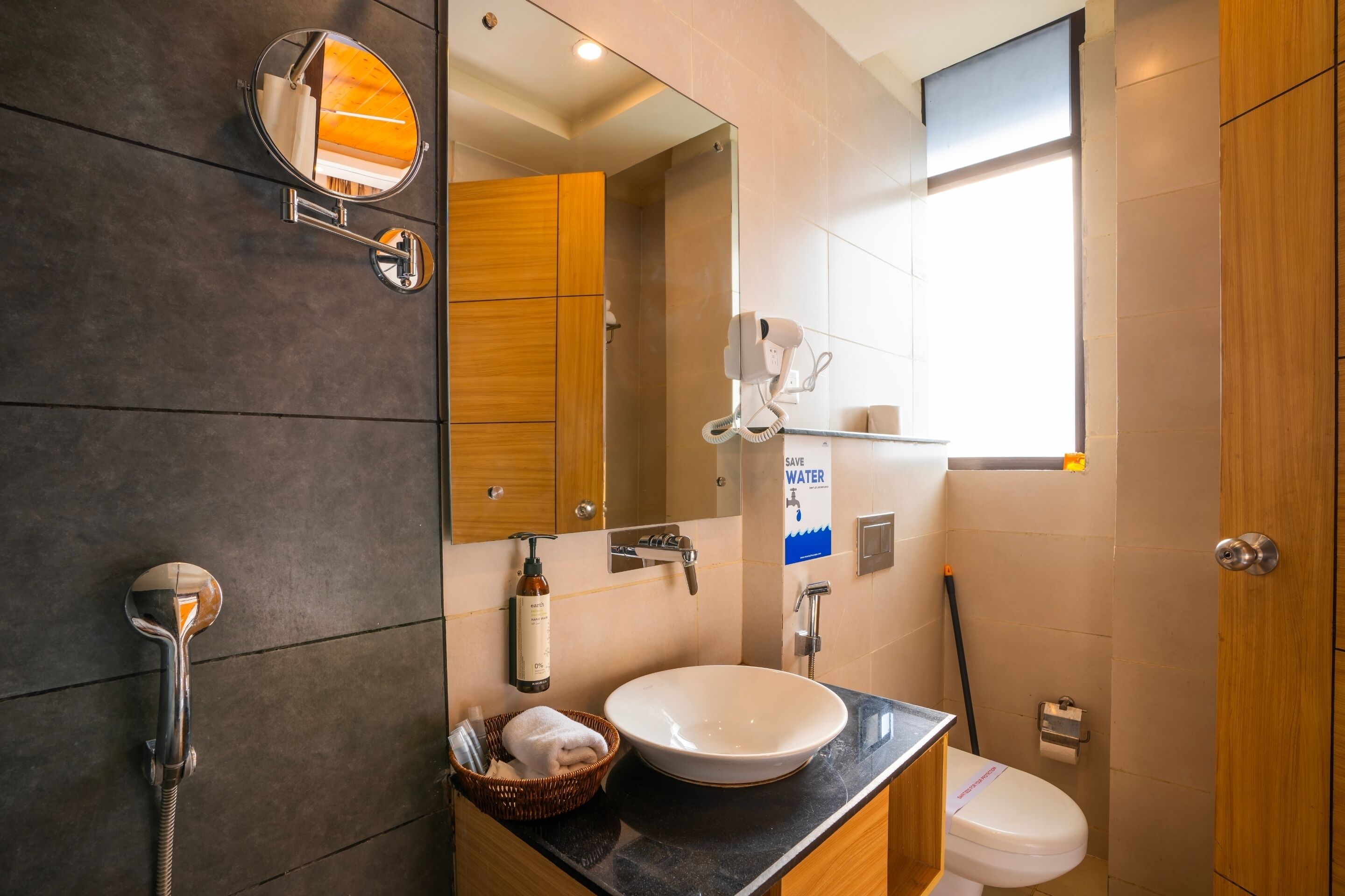 Un baño moderno con un espejo grande, un lavamanos y una ducha.