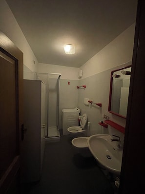 Douche, sĂšche-cheveux, bidet, serviettes fournies
