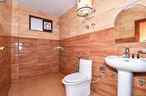 Familien-Studiosuite | Badezimmer | Dusche, Regendusche, kostenlose Toilettenartikel, Hausschuhe