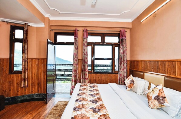 Deluxe-Doppelzimmer, Bergblick | Schreibtisch, laptopgeeigneter Arbeitsplatz, Bettwäsche