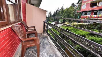 Meja kerja, ruang kerja ramah laptop, dan seprai linen