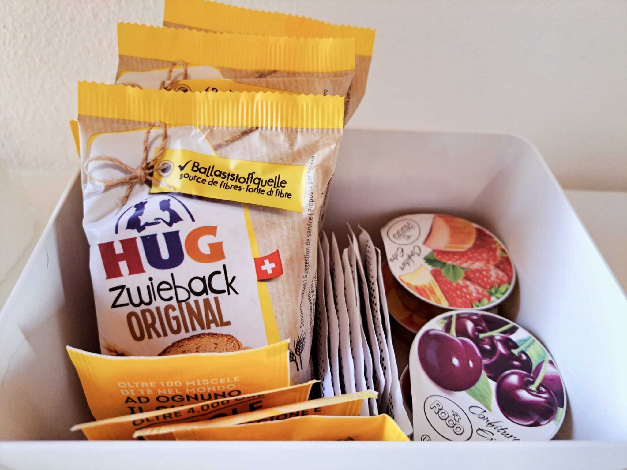 Una caja con una mezcla de alimentos, incluyendo una bolsa etiquetada 