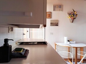 Apartamento Confort | Cocina privada | Máquina de café espresso, cafetera o tetera, tostadora y especias