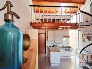 Appartement Confort | Coin séjour | Télévision à écran plat de 32 pouces avec chaînes numériques