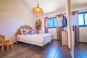 4 makuuhuonetta, silitysrauta/-lauta, vauvan matkasänky, Wi-Fi