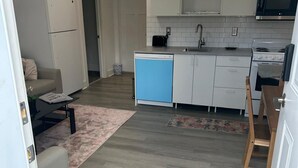 Kaffe- och tebryggare, kylskåp, mikrovågsugn och ugn