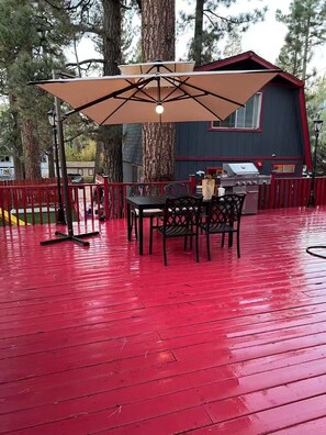 Outdoor dining - Elegant Lakeside Family Cabin  Ski Resort • Downtown•Hot Tub • Playground (Big Bear Lake)