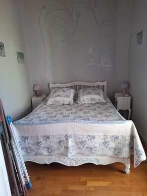 2 bedrooms, desk, iron/ironing board, free WiFi