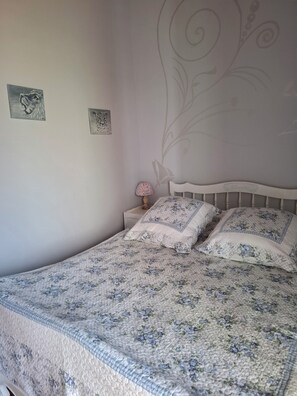 2 habitaciones, escritorio, tabla de planchar con plancha y wifi gratis 