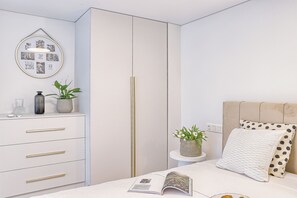 1 soverom, skrivebord, strykejern/-brett og reiseseng for barn