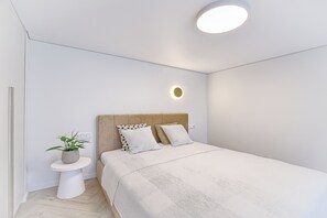 1 slaapkamer, een bureau, een strijkplank/strijkijzer, reisbedje