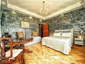 4 bedrooms, iron/ironing board, WiFi, bed sheets