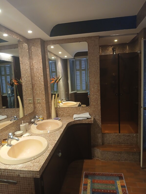 Douche, bidet, savon