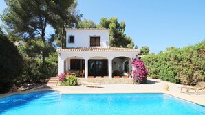 A white villa with a swimming pool, surrounded by trees and shrubs. - Villas Perret in Panorama (Javea)