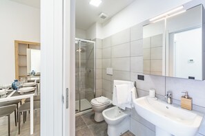 Monolocale Deluxe, balcone, vista cortile | Bagno | Doccia, asciugacapelli, bidet, asciugamani