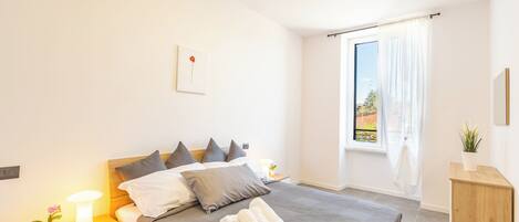 Appartamento Deluxe, balcone, vista città | Tende oscuranti, insonorizzazione, Wi-Fi gratuito, lenzuola