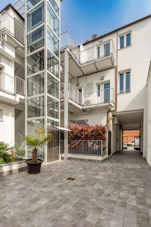 Entrada interior. KHL apartments