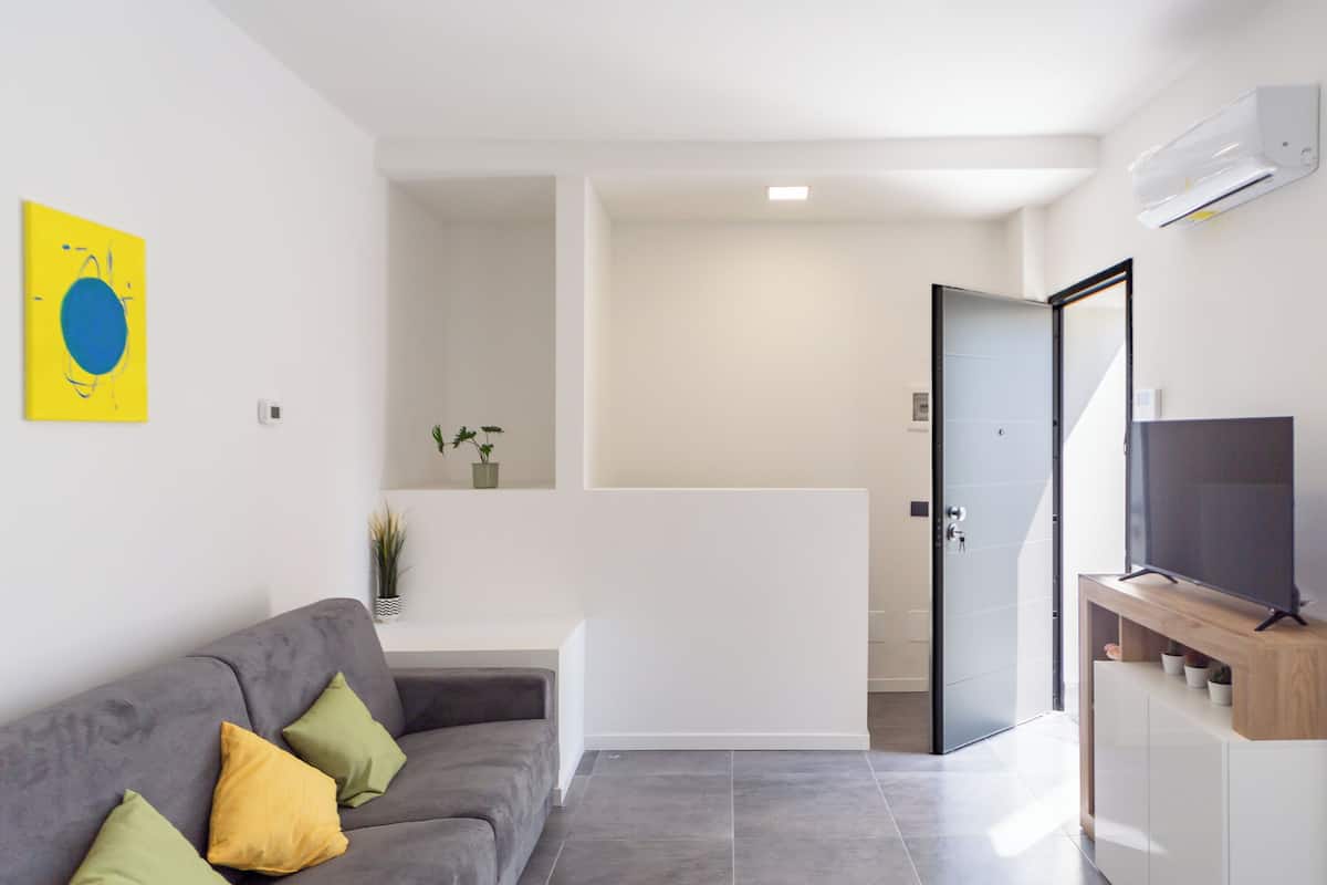 Deluxe Studio, Balcony, Courtyard View | Living area | 101-cm LED TV with digital channels