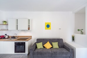 Deluxe Studio, Balcony, Courtyard View | Living area