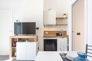 Deluxe-studiolejlighed - balkon - udsigt til gårdsplads | Opholdsområde | 101-centimeters LED-tv med digitale kanaler