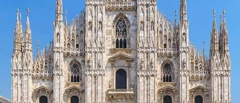 Une magnifique cathédrale à l’architecture gothique complexe, caractérisée par de nombreuses flèches et des sculptures en pierre très détaillées.