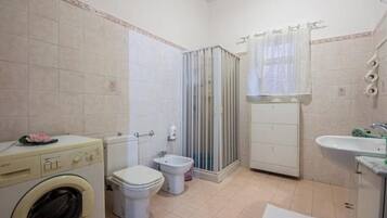 Shower, free toiletries, hair dryer, bidet