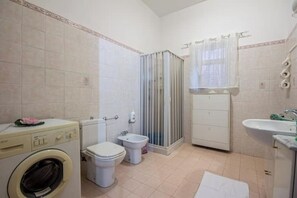 Een douche, gratis toiletartikelen, een haardroger, een bidet