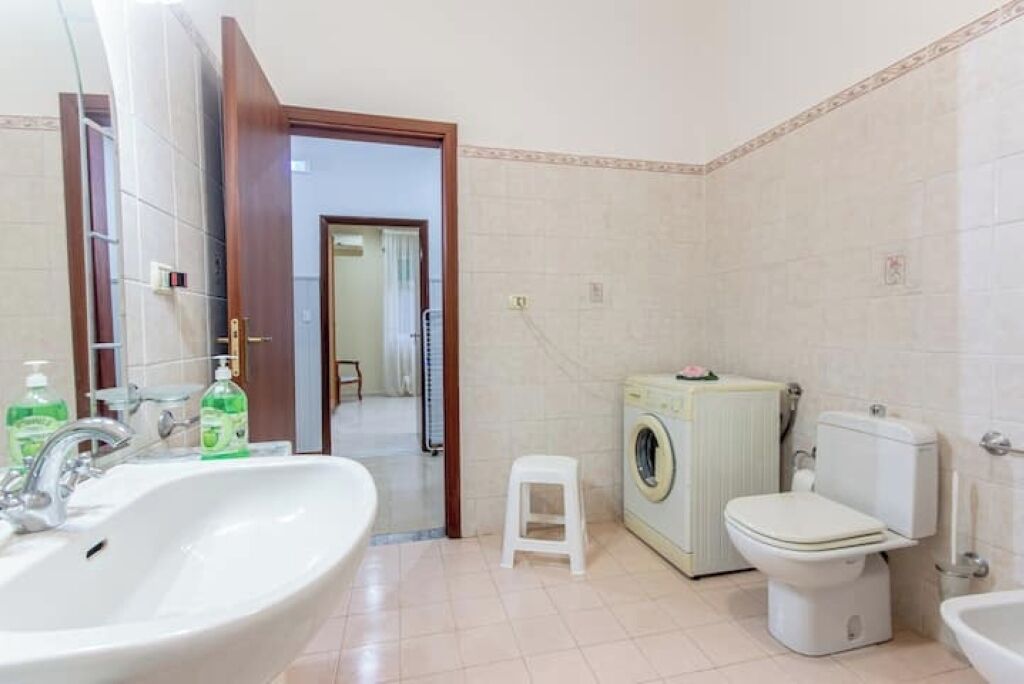 Shower, free toiletries, hair dryer, bidet
