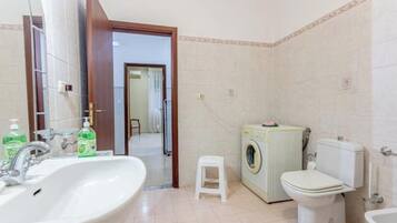 Shower, free toiletries, hair dryer, bidet