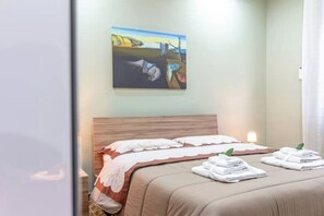 2 habitaciones, escritorio, tabla de planchar con plancha y wifi 