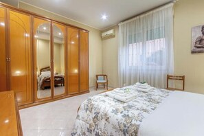 2 habitaciones, escritorio, tabla de planchar con plancha y wifi 