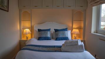 5 bedrooms, desk, iron/ironing board, free WiFi