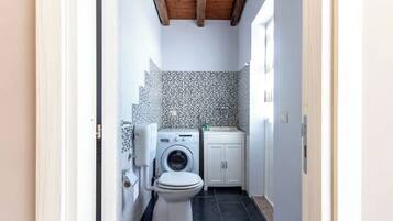 Shower, free toiletries, hair dryer, bidet