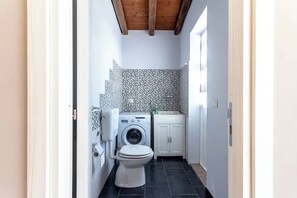 Een douche, gratis toiletartikelen, een haardroger, een bidet