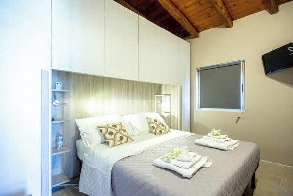 3 bedrooms, desk, iron/ironing board, travel crib