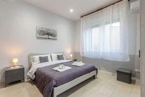 3 bedrooms, desk, iron/ironing board, travel crib