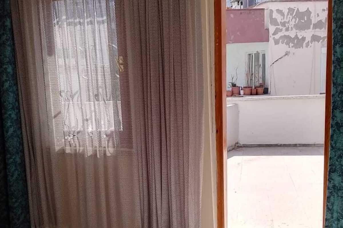 Frigobar, escrivaninha, quartos à prova de som