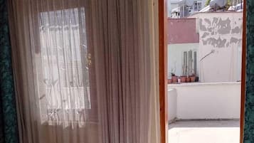 Minibar, escritorio y sistema de insonorización