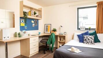 Cortinas opacas, wifi gratis, ropa de cama