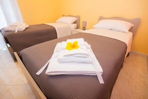 4 bedrooms, iron/ironing board, WiFi, bed sheets
